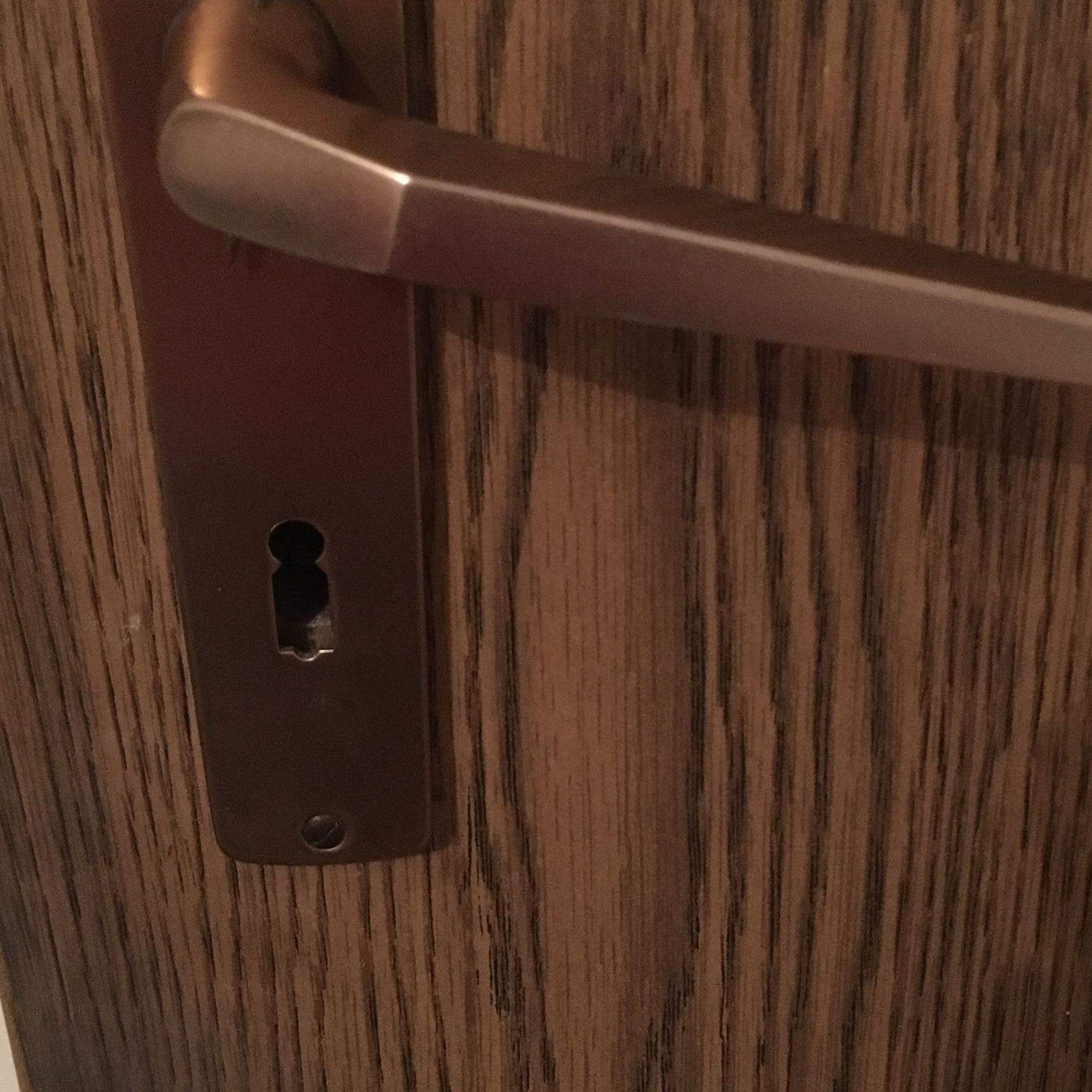 Wie macht man so eine Tür auf ohne Schlüssel zu wichtig? (schliessen)