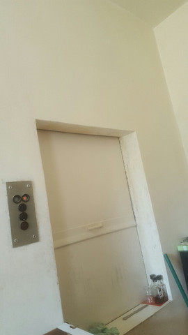 Tür im Erdgeschoss mit genügend Platz darüber für Technik - (Technik, Arduino, Aufzug)