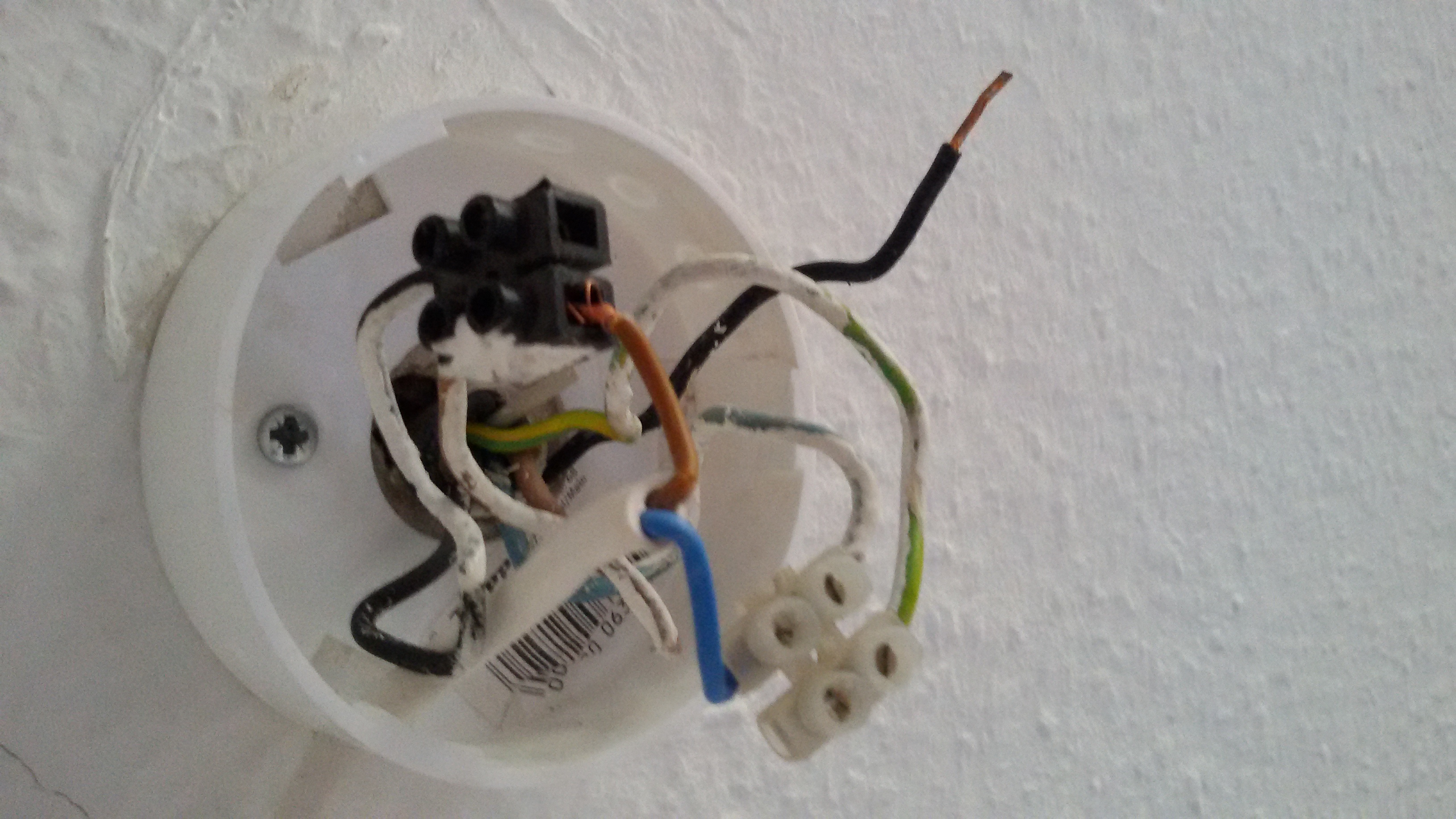 Wie montiere ich zwei Deckenleuchten bei diesem Anschluß (Siehe Fotos