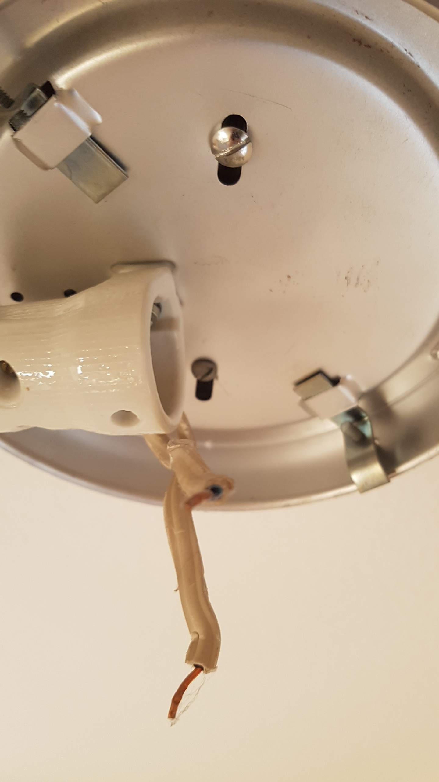 Wie müssen die beiden Kabel bei einer Deckenlampe in die entsprechenden