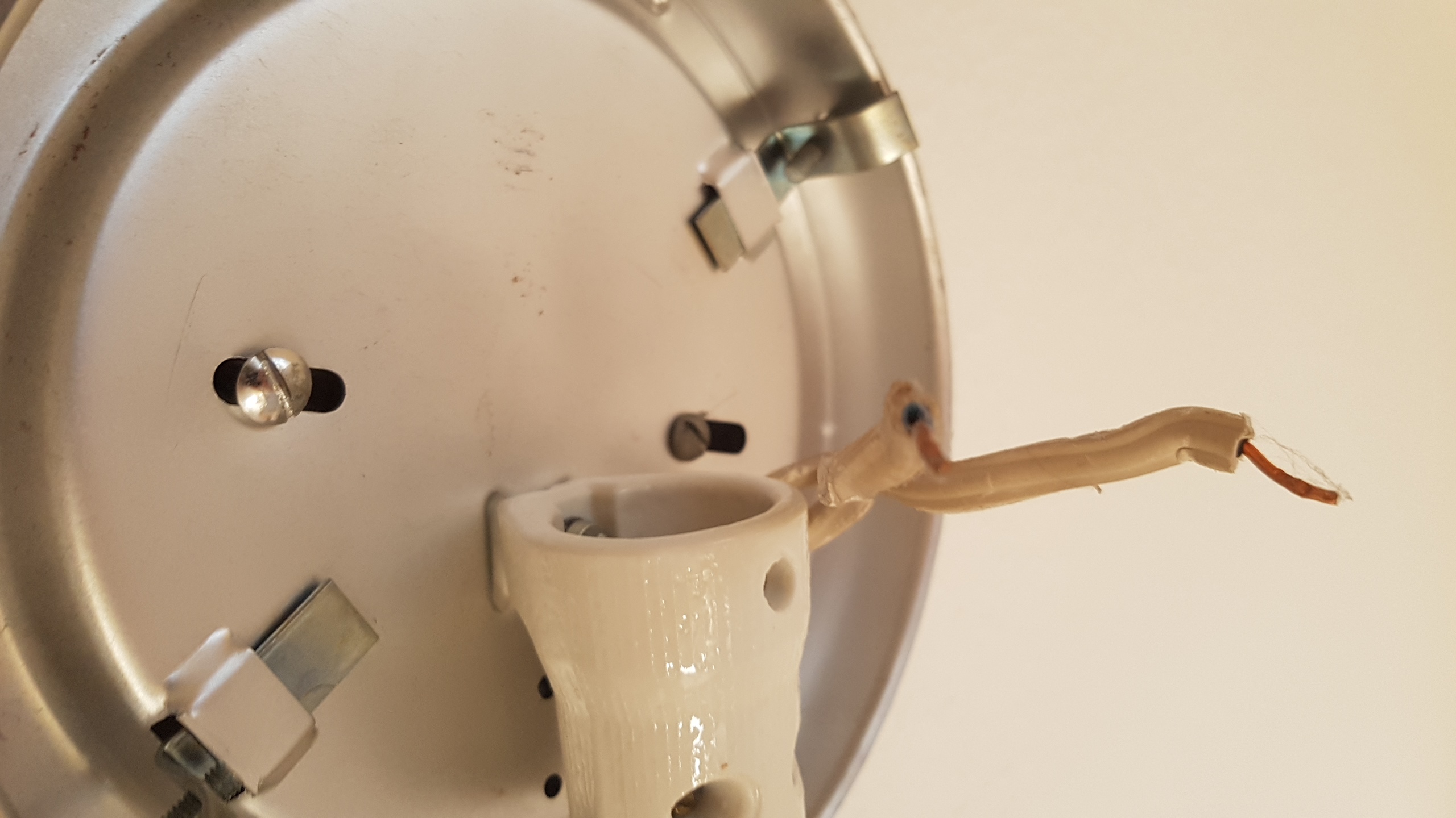 Wie müssen die beiden Kabel bei einer Deckenlampe in die entsprechenden