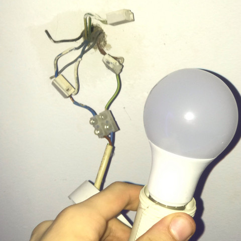 Wie muss ich meine Lampe anschließen wenn es 8 Leitungen gibt bei einer