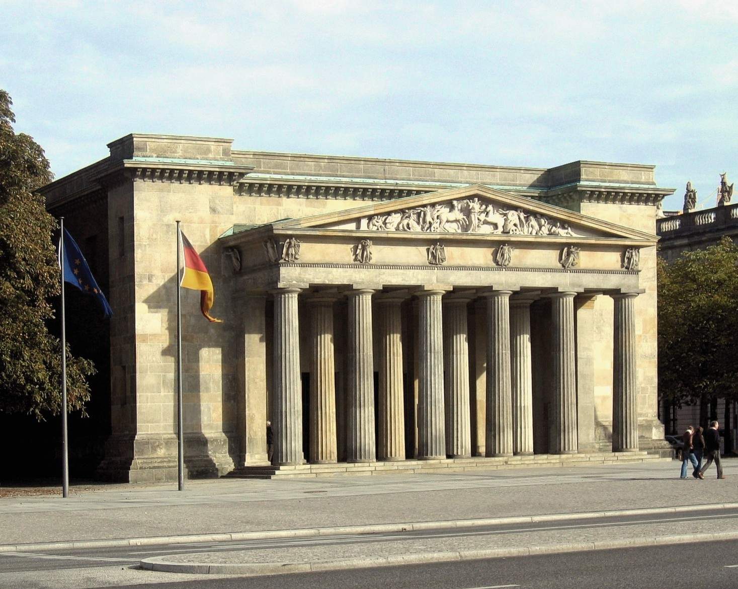 Wie nennt man das Stück zwischen Dach und Säulen bei einem antiken Gebäude? (Architektur Wie nennt man das Stück zwischen Dach und Säulen bei einem antiken Gebäude? (Architektur