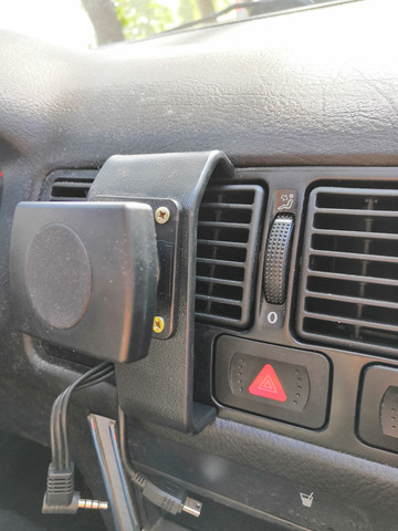 Wie nennt man die Klemm-Trägerplatte auf dem Foto, die man in diversen Autos z.B. zur Navi-Befestigung einsetzen kann?