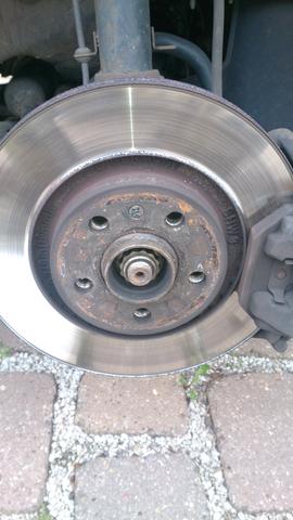 Auf der Vorderachse ist ein offenes Gewinde - (Auto, VW, Reifen)