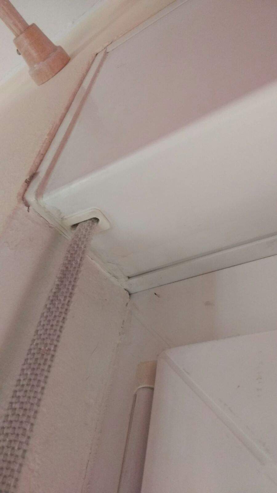 Wie öffnet man diesen Rolladenkasten? (rolladen)