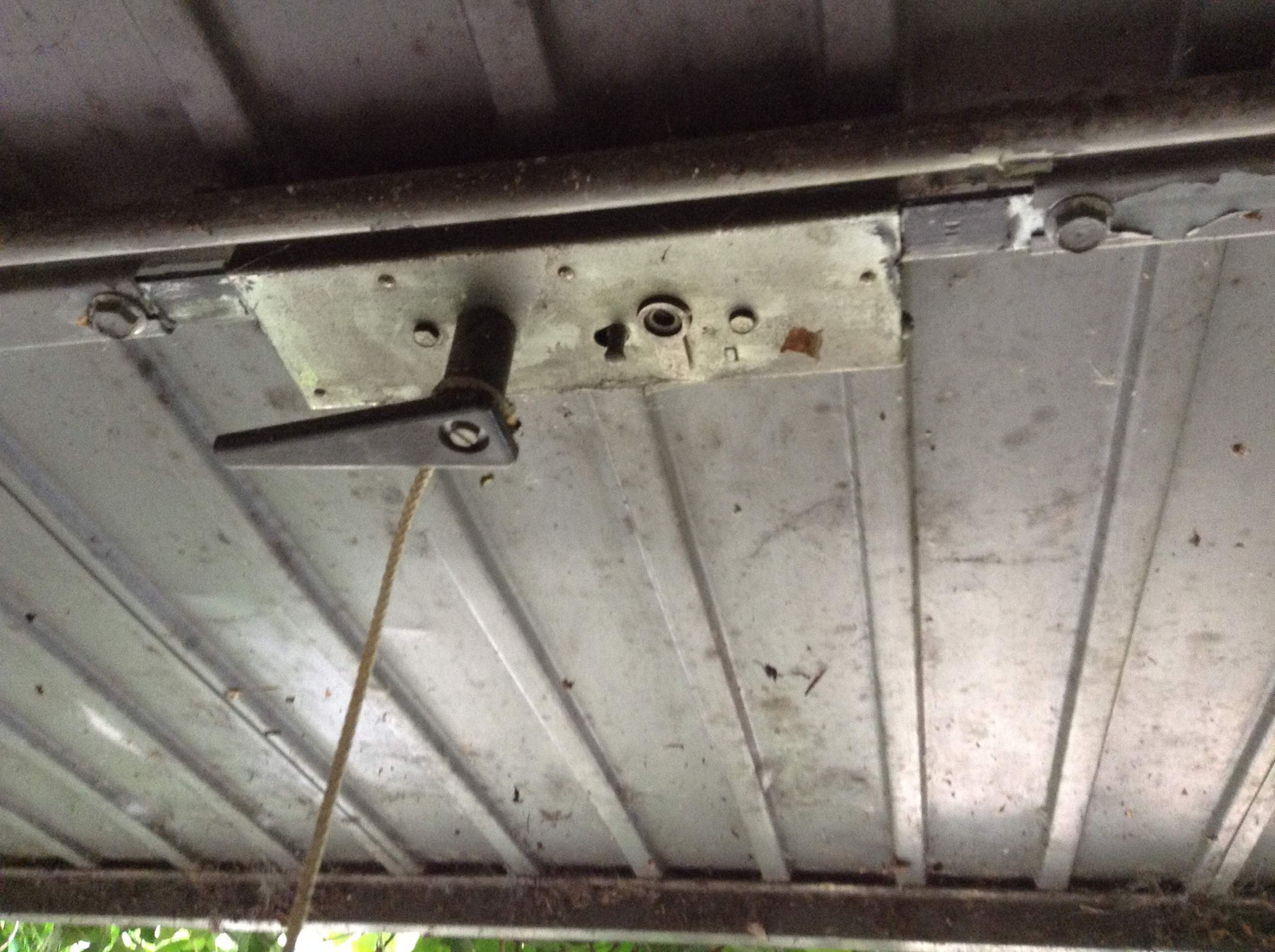 Wie öffnet man ein kaputtes Garagentor? (Garage)