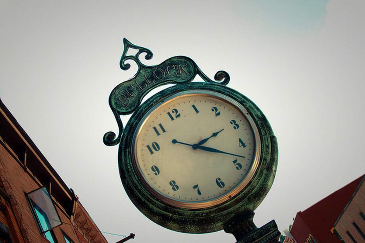 Wie oft am Tag machen die Uhrzeiger eine volle Runde? (Tage)