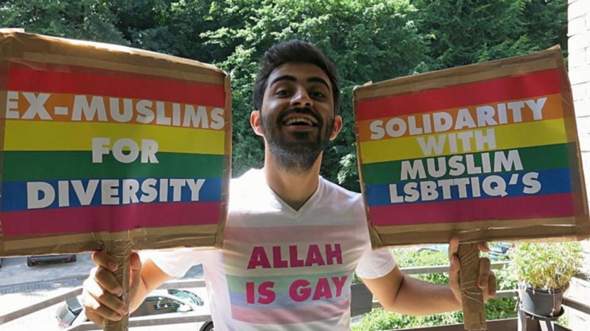Wie reagiert ihr Muslime, wenn ihr jemanden im "Allah is gay" - T-Shirt seht?