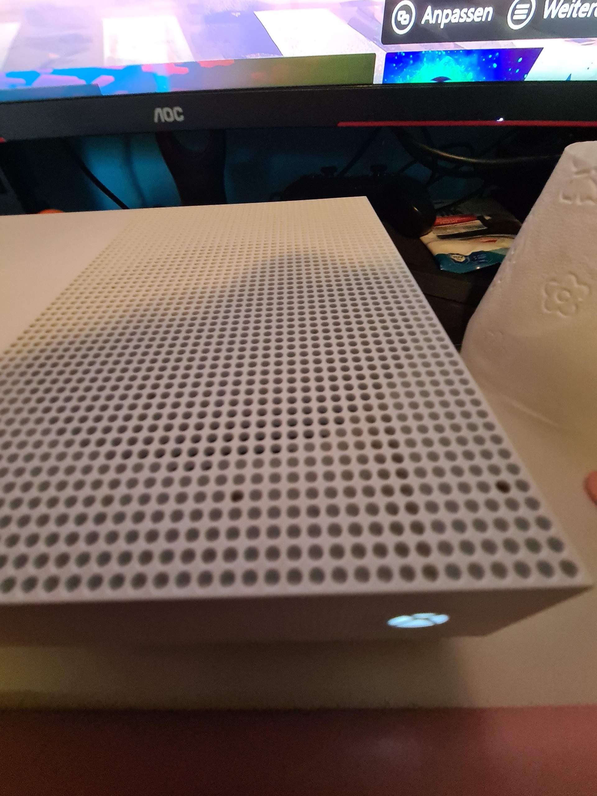 Wie reinige ich diese löcher bei der xbox? (Xbox One, Xbox One S)