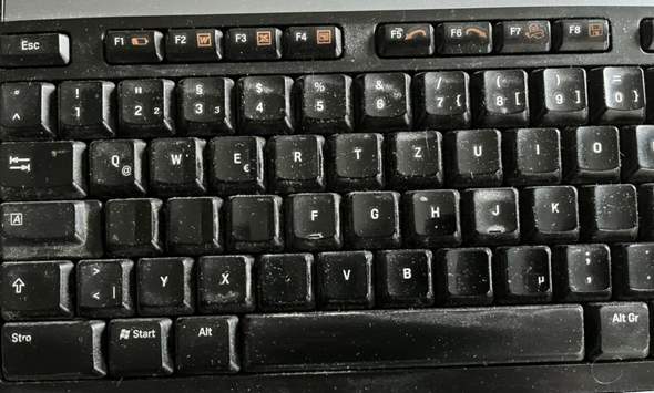 Wie reinigt man eine versiffte Tastatur ohne Risiko?