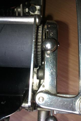 Linke Halterung - (Reparatur, Mechanik, Schreibmaschine)