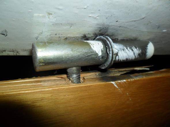 Ausgerissene Schrankscharniere An Viel Benutzten Schranken Reparieren