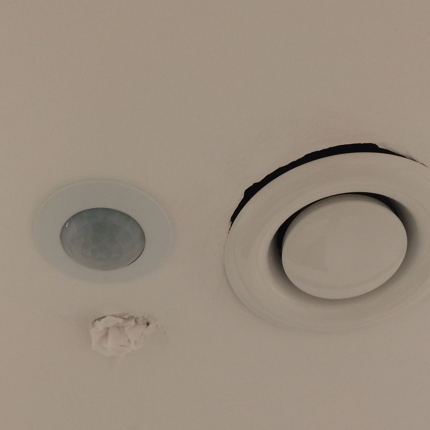 Wie repariert man ein Loch in einer Rigipsdecke? (wohnen, bauen, Rigips)