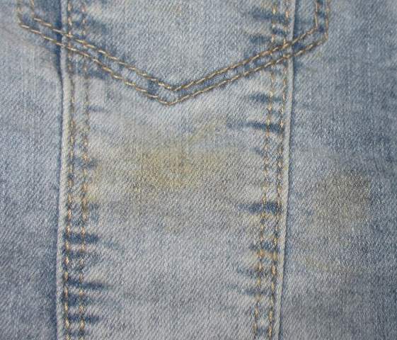 Wie Rostfleck aus hellblauer Jeans entfernen?