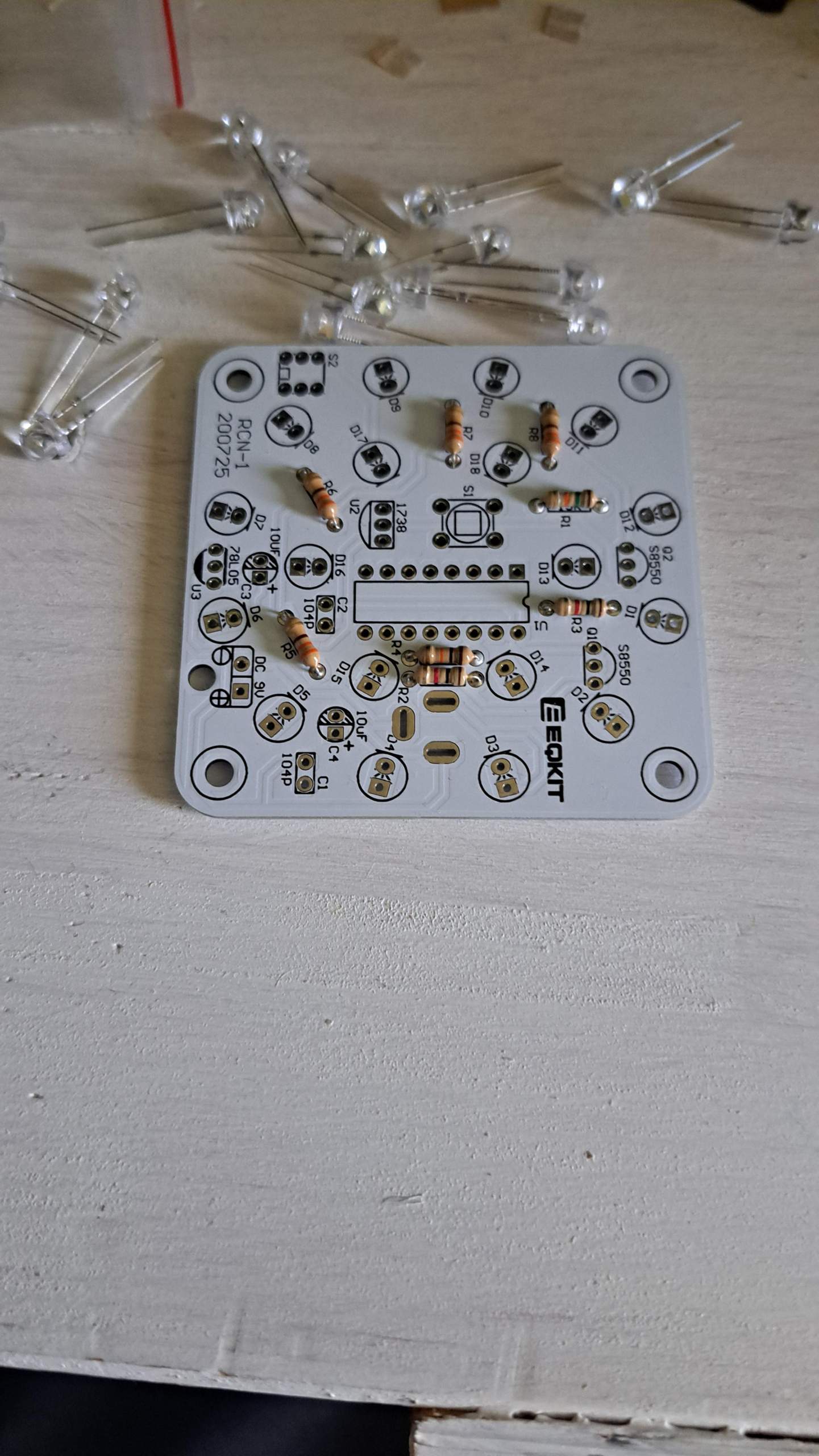 Wie rum müssen die LEDs also wo ist Plus und Minus Auf der Platine ...