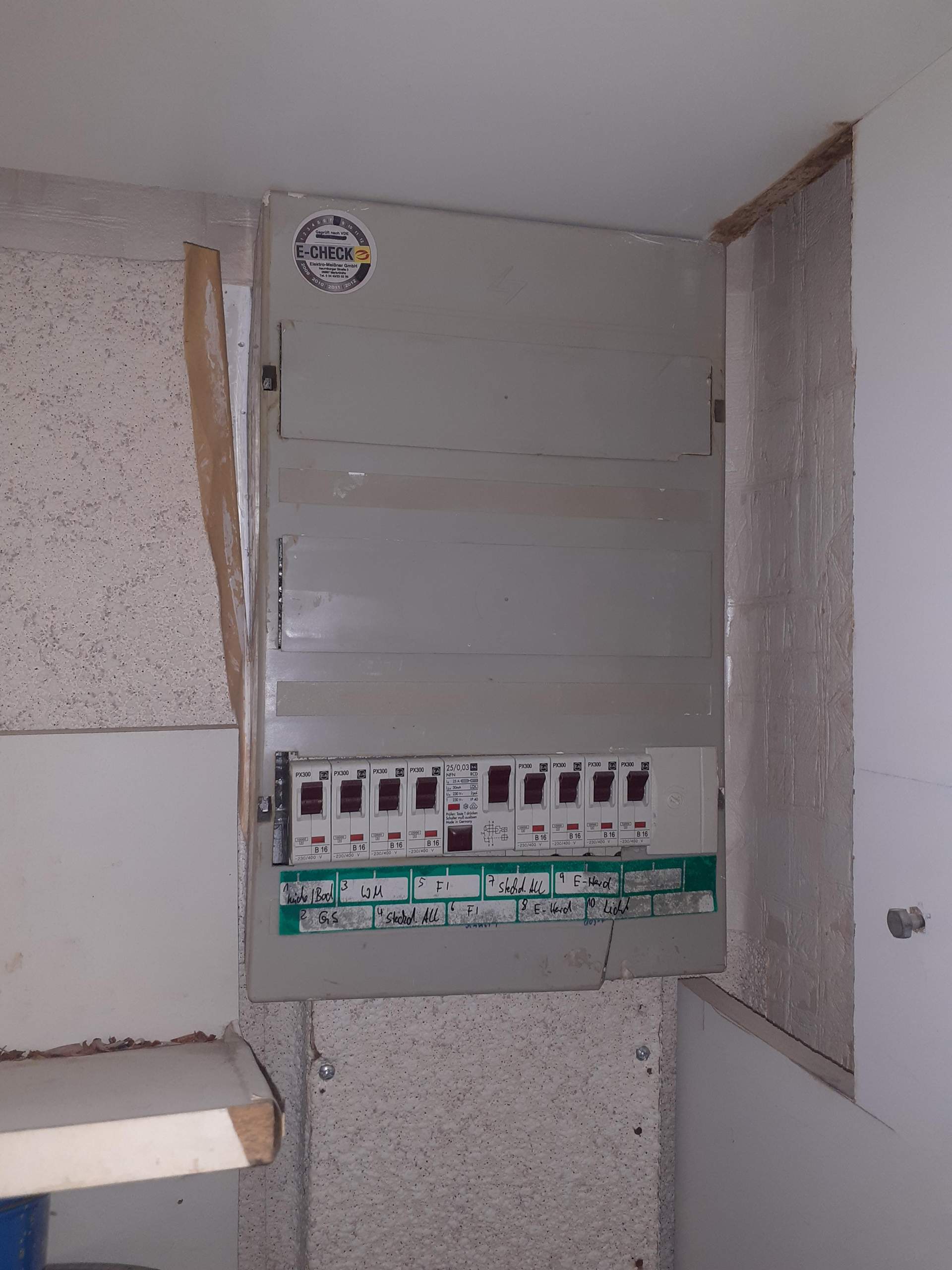 Wie schalte ich den sicherungskasten aus? (Strom, Elektrik, Elektrizität)