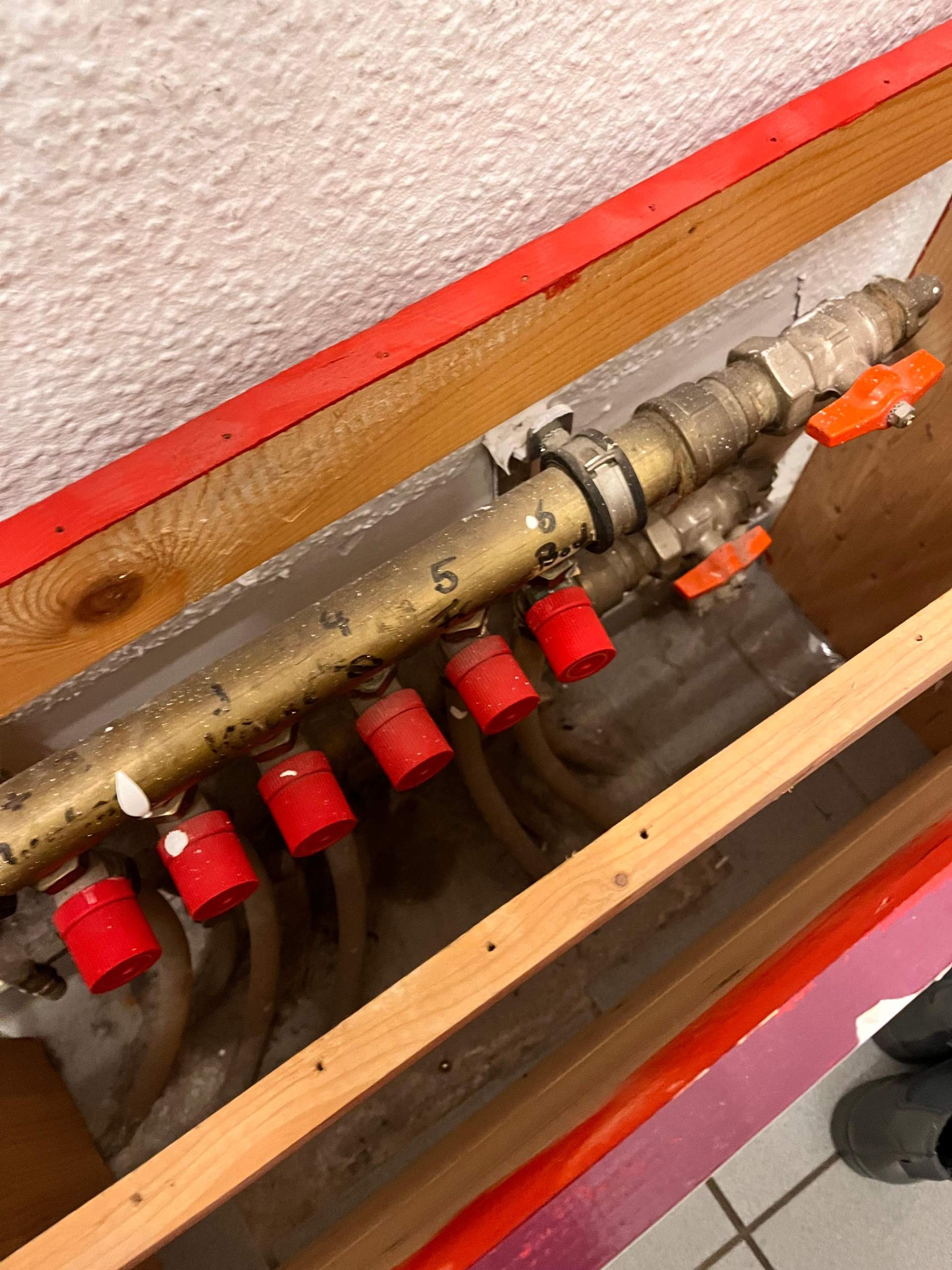 Wie schalte ich die Fußbodenheizung an? (Heizung, Heizungsanlage, Heizkörper)