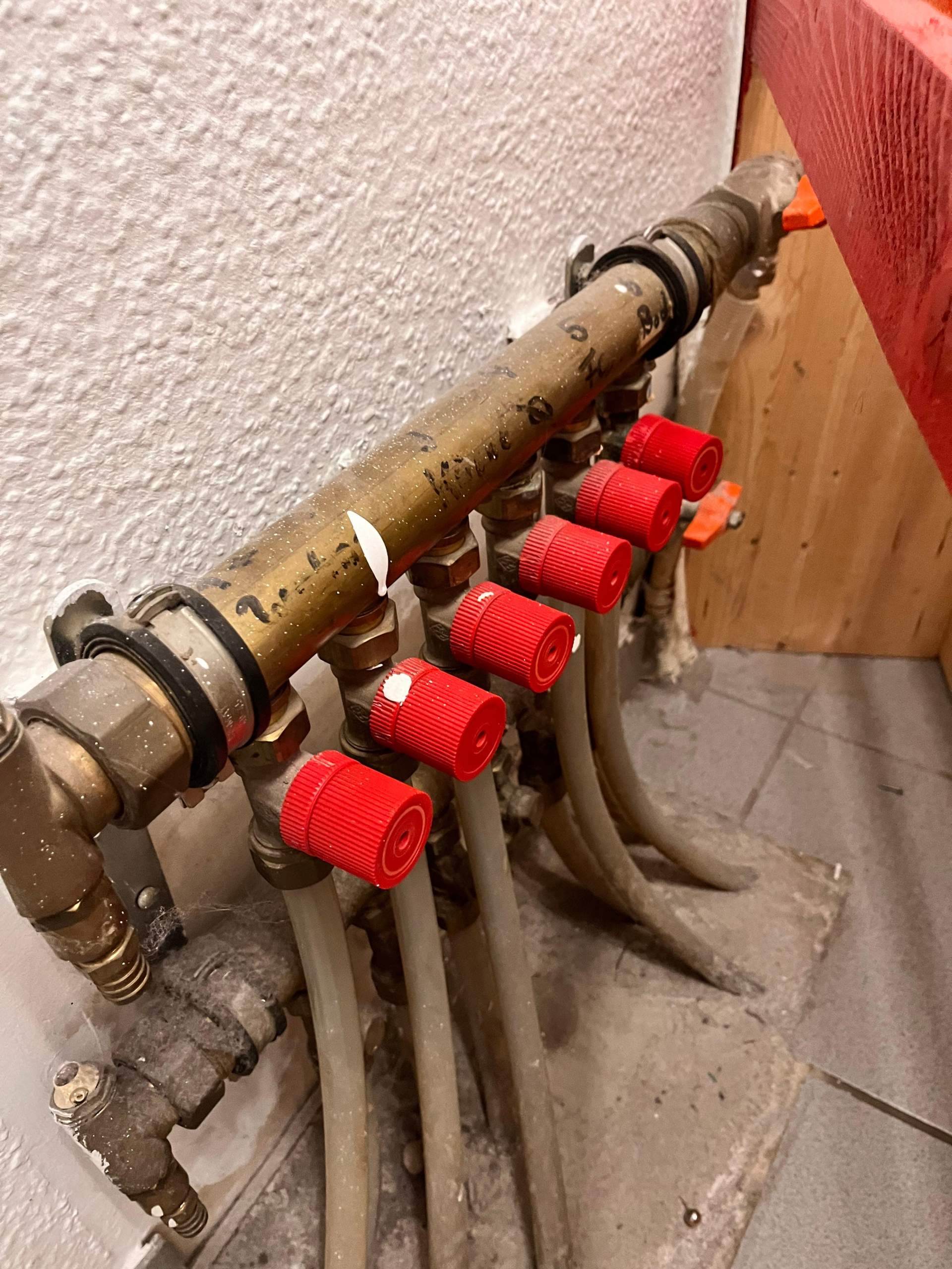 Wie schalte ich die Fußbodenheizung an? (Heizung, Heizungsanlage, Heizkörper)