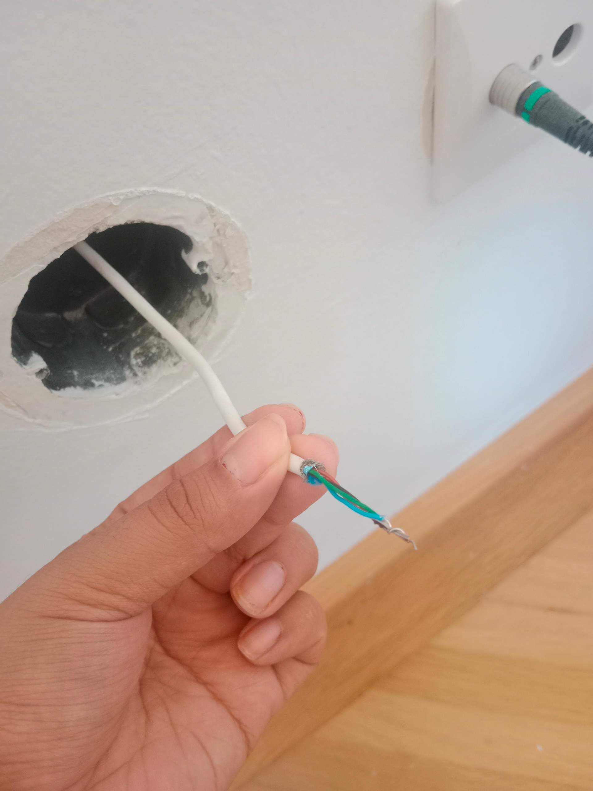 Wie schliesse ich an dem Kabel den Fernseher an? (Fernsehen, TV, Elektrik)