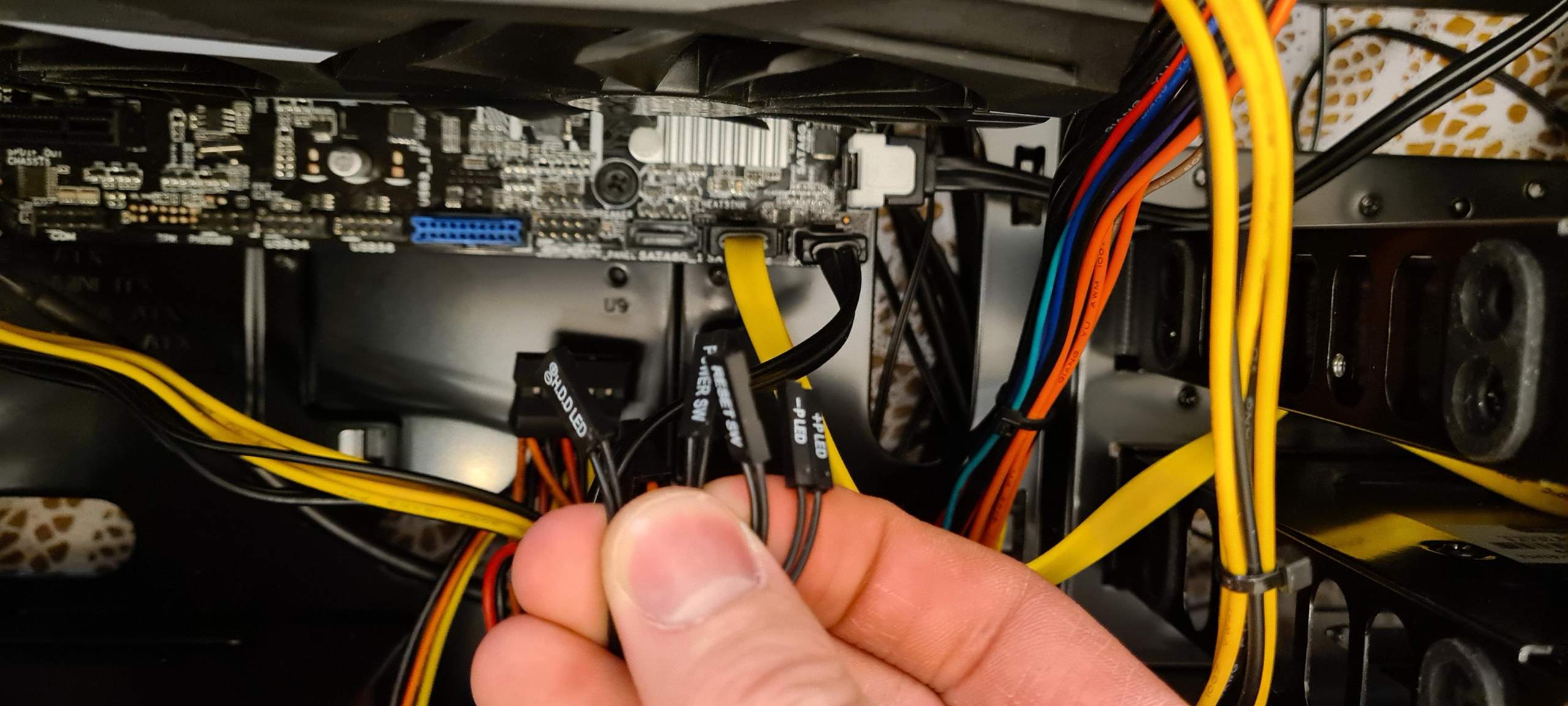 Wie Schließe ich das Frontpanel an? (PC, Mainboard)