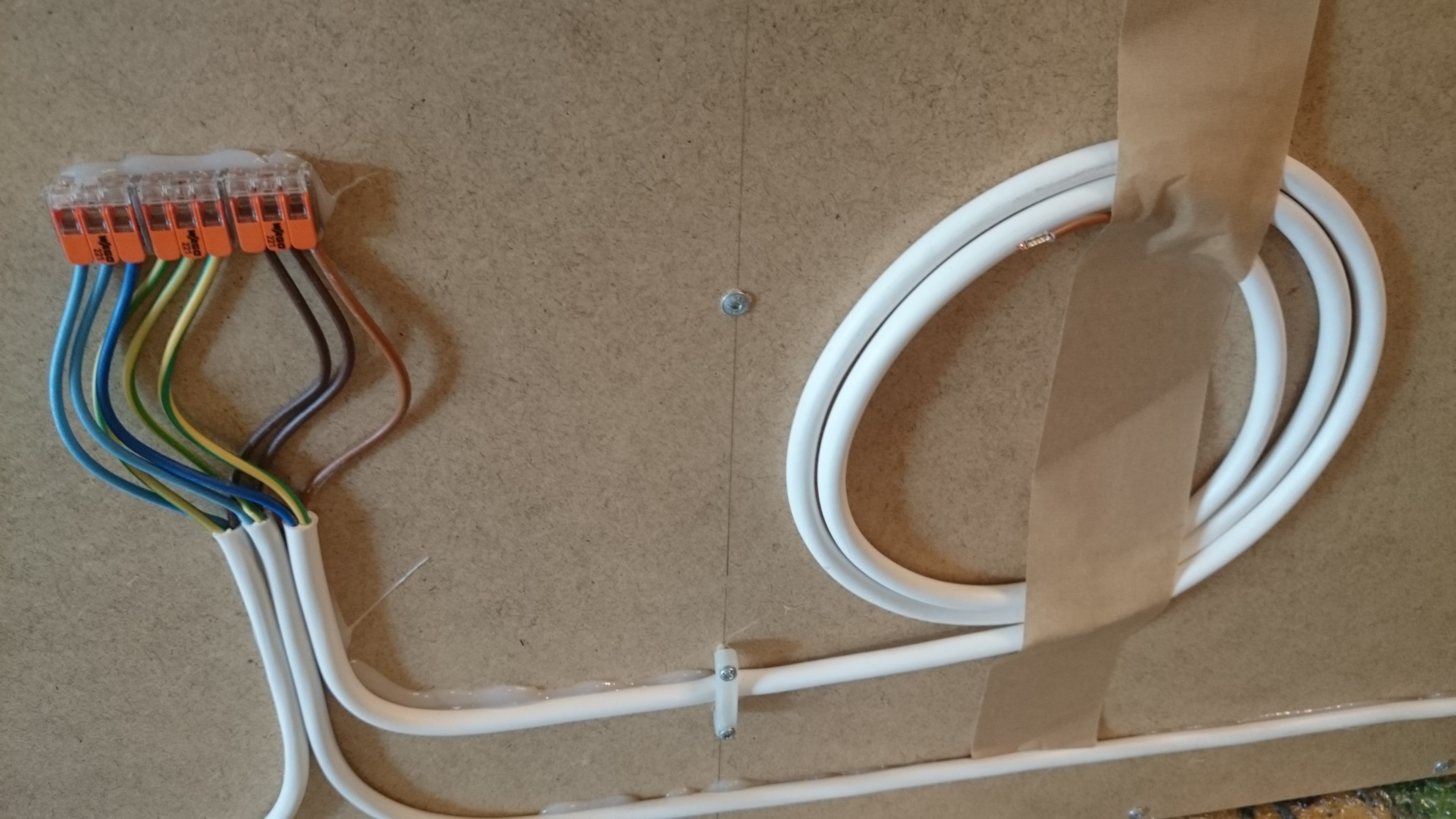 Wie schließe ich den elektrischer Anschluss eines Spiegelschrank mit