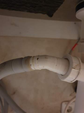 Wie schließe ich den etwas besonderen Abwasserschlauch meiner Spülmaschine am Siphon an?