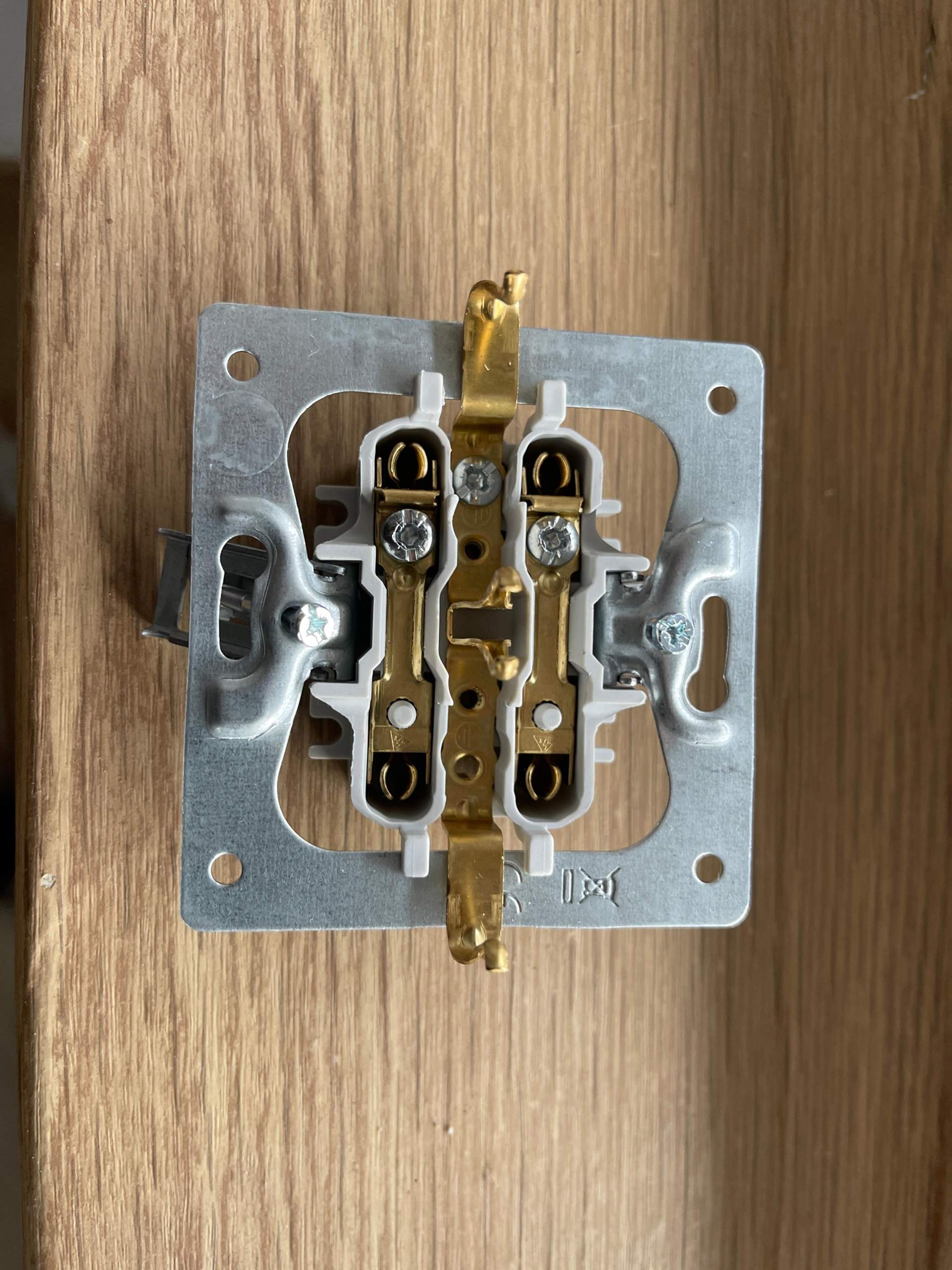 Wie schließe ich die Steckdose an? (Elektrik)