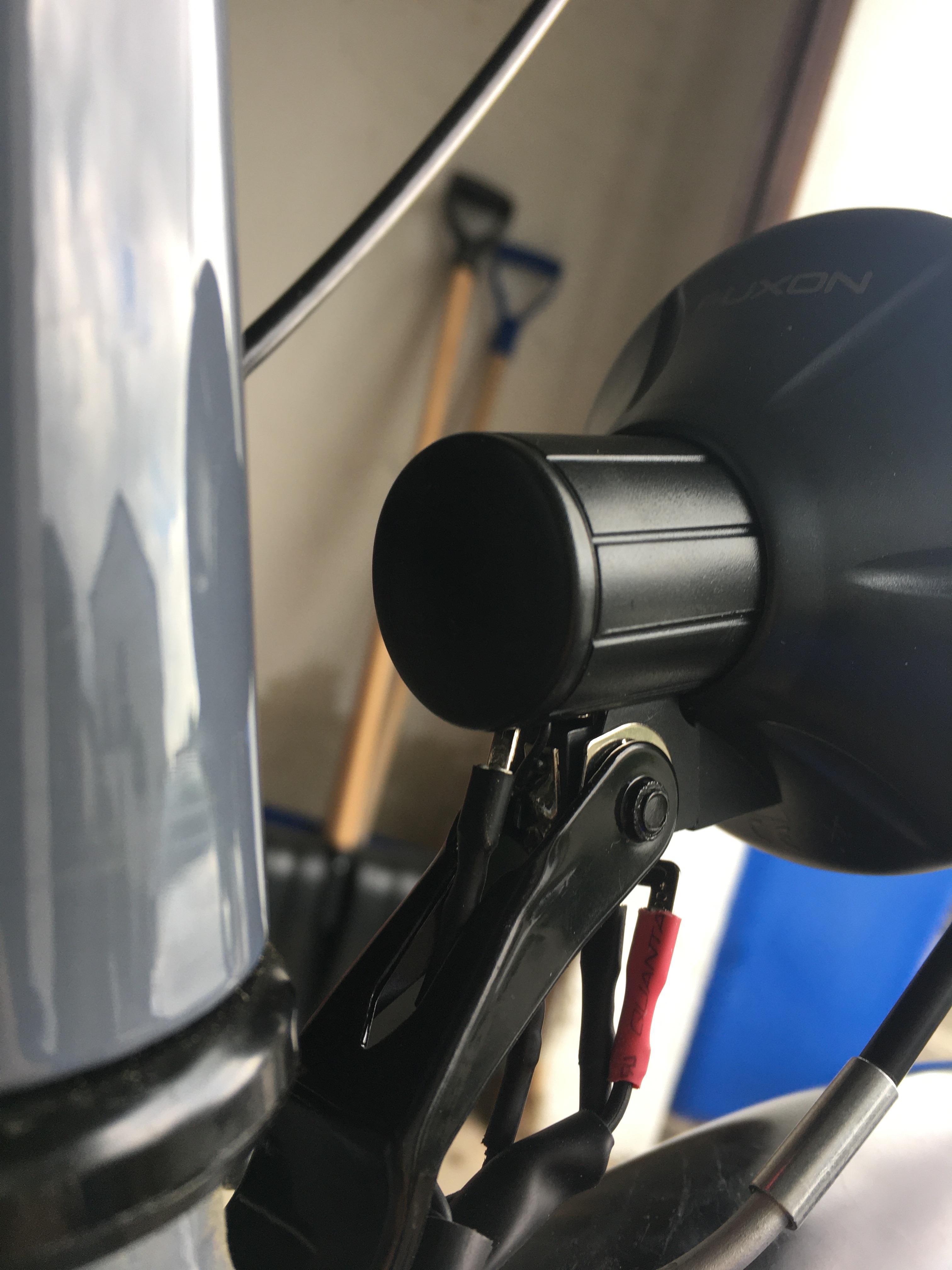 Wie schließe ich diese Fuxon Fahrrad Lampe an?