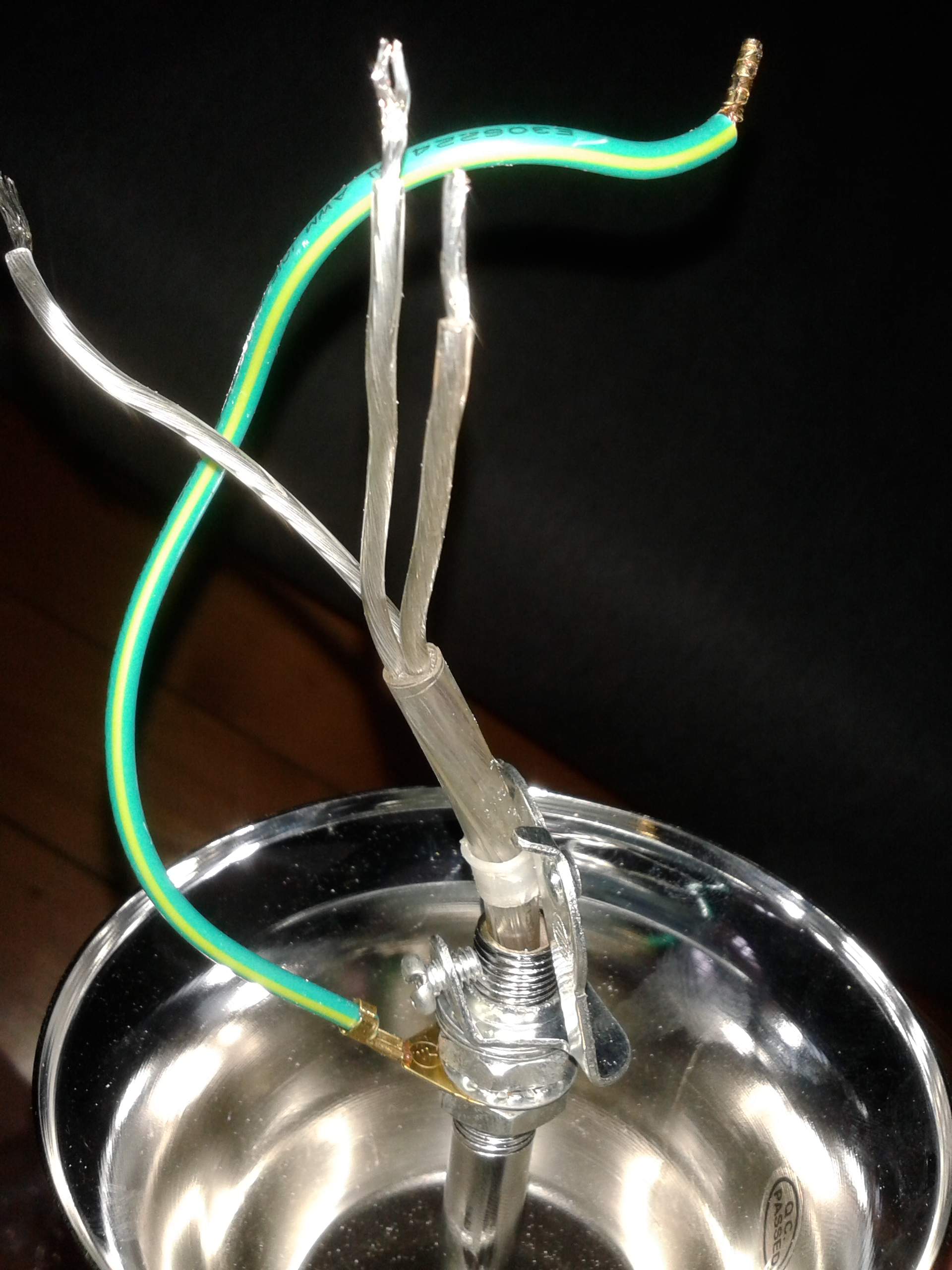 Wie schließe ich eine Lampe mit drei gleichfarbigen Kabeln an? (Strom ...