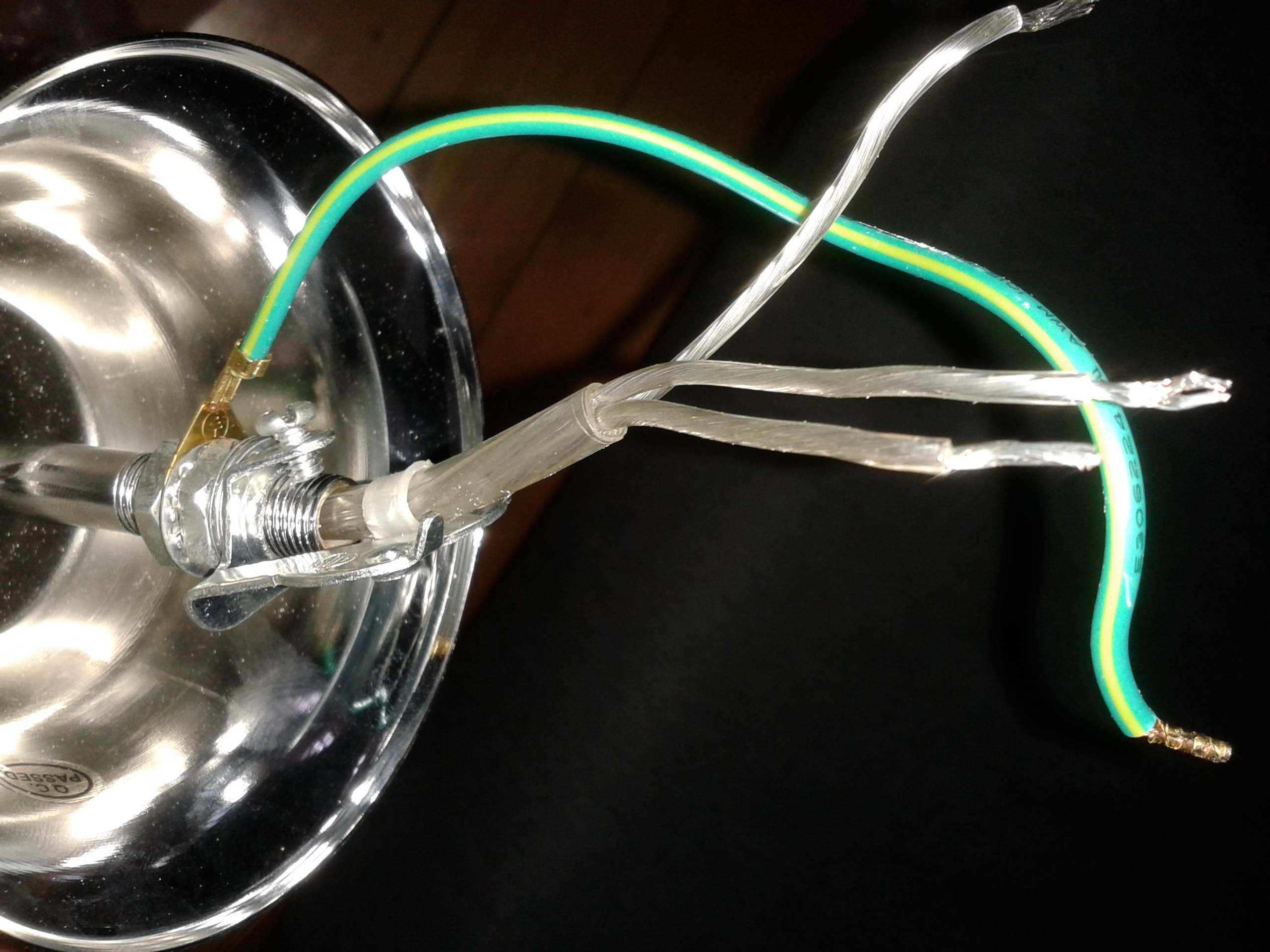 Wie schließe ich eine Lampe mit drei gleichfarbigen Kabeln ...