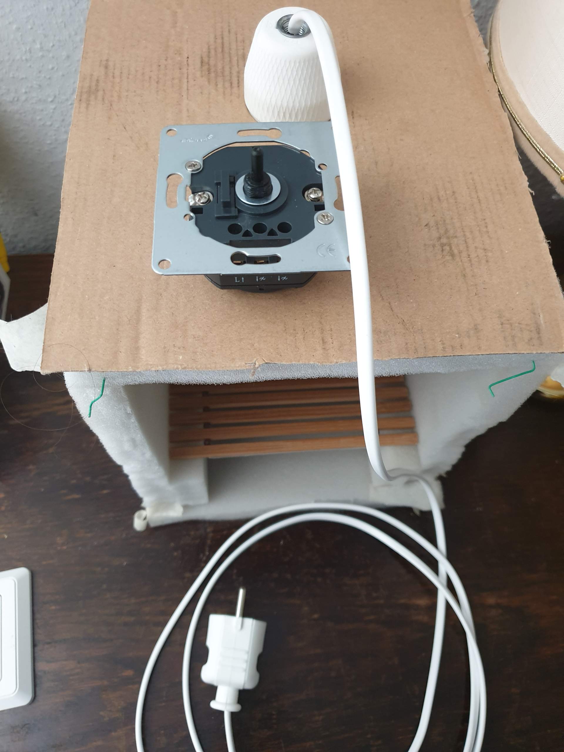 Wie schließt man einen Dimmer an ein Kabel an? Technik