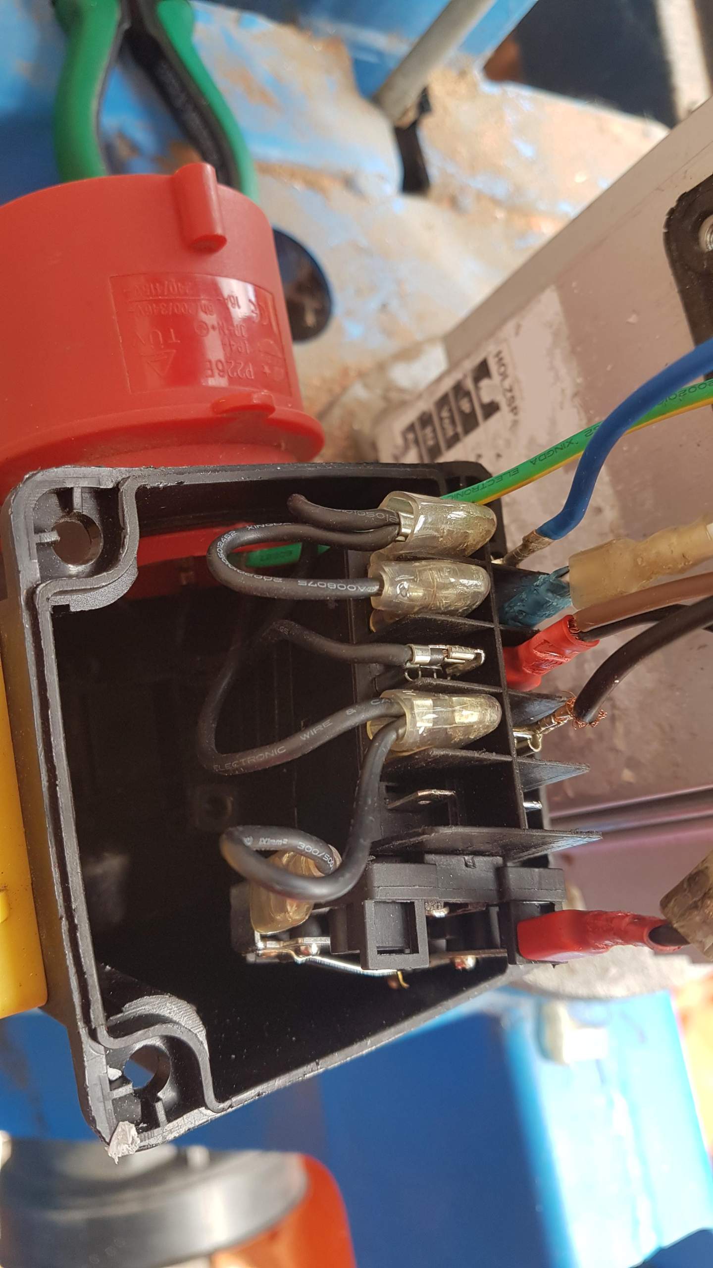 Wie Schütz schalter anschließen für starkstrom 3 phase und 1 blau KEDU