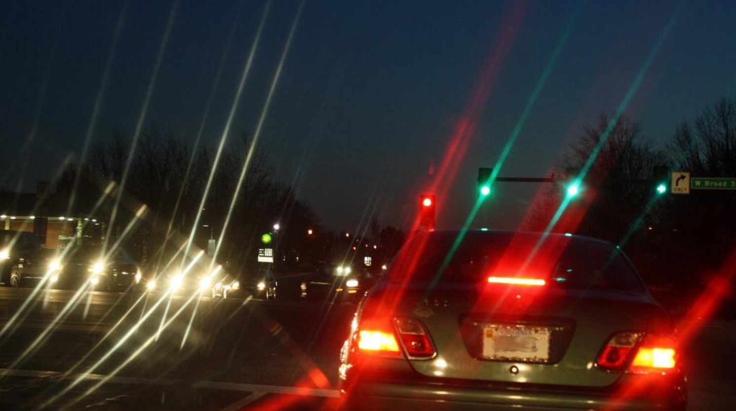 Wie seht ihr nachts das Licht von der Ampel? (Auto und Motorrad, Augen ...