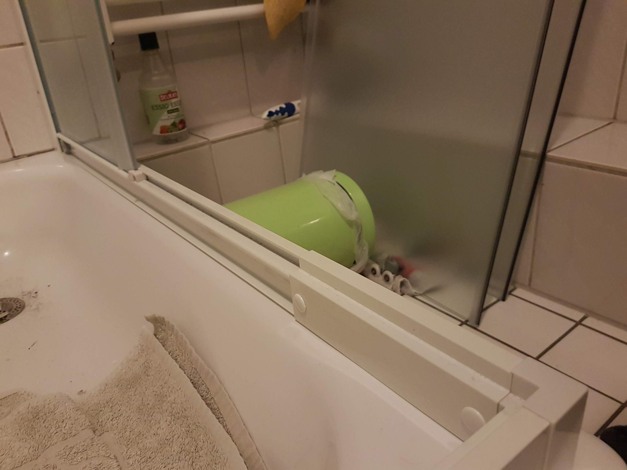 Wie setze bei der Dusche vom Foto die Silikonfuge? (Wasser, duschen, Sanitär)