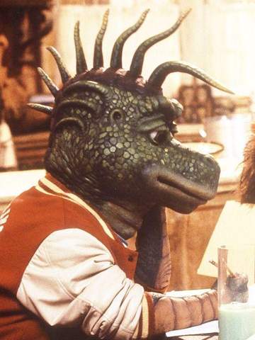 Wie sieht der Schauspieler aus der Dino Maske raus?