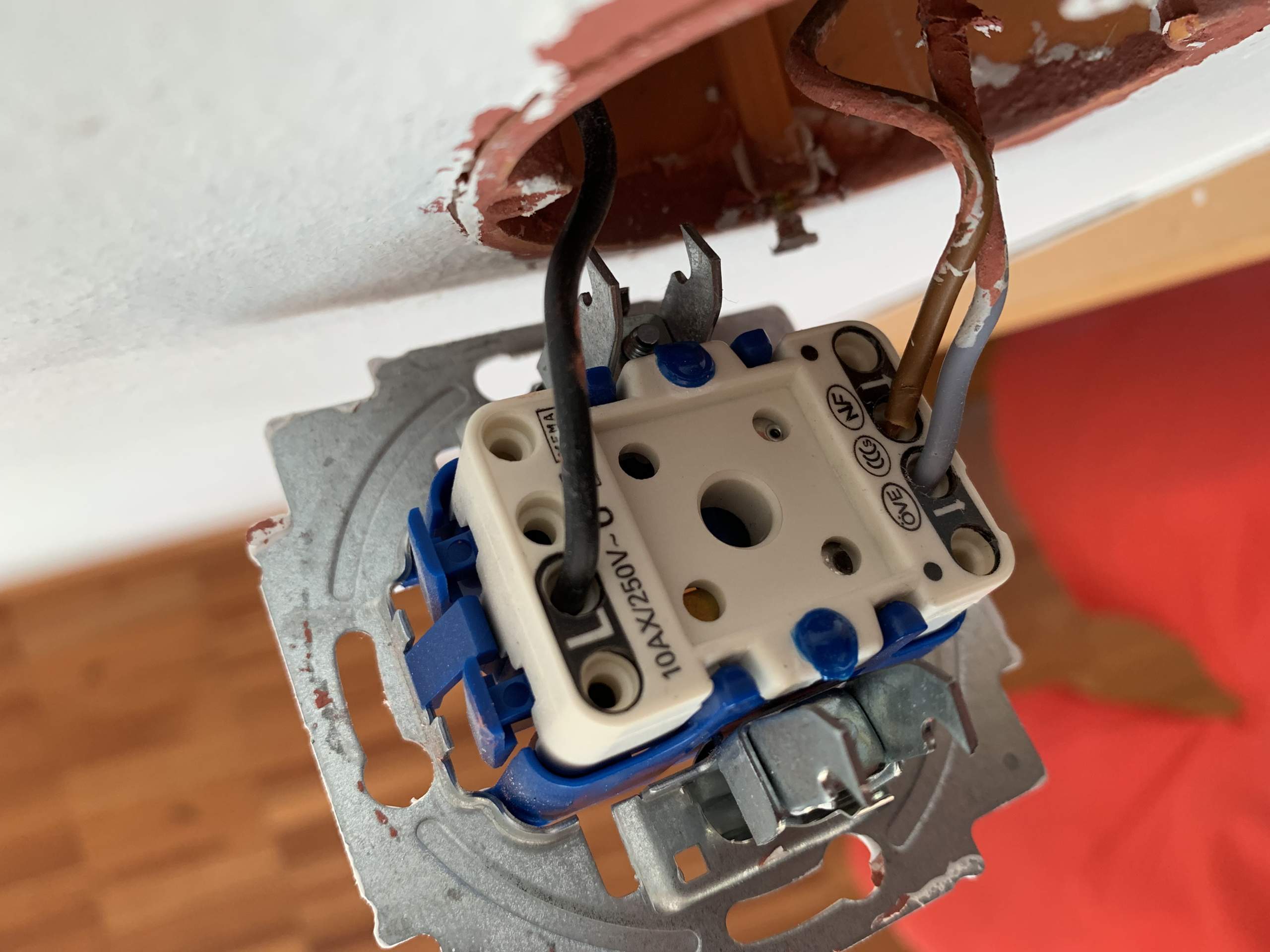 Wie stelle ich einen Lichtschalter auf Dauerstrom? (Computer, Technik ...