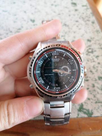 Wie stellt man diese Uhr ein?