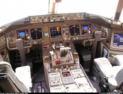 Wie steuert man Flugzeuge am Boden? (Technik, Flugzeug, Luftfahrt)