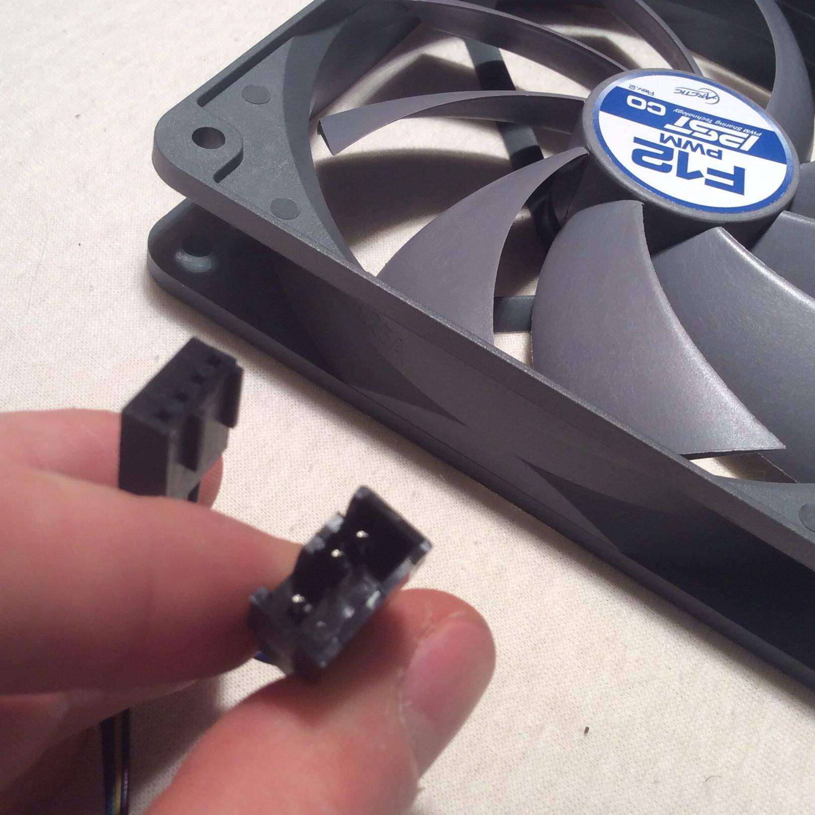 Wie verbinde ich den Lüfter mit dem Netzteil und dem Molex Anschluss? Technik