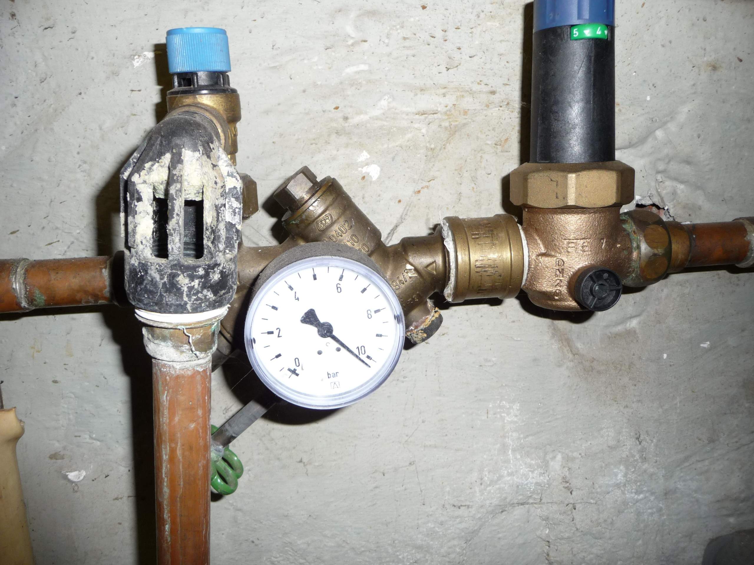 Wie viel bar darf das Warmwasser bei einer Ölheizung anzeigen? (Heizung, Temperatur, Sanitär)