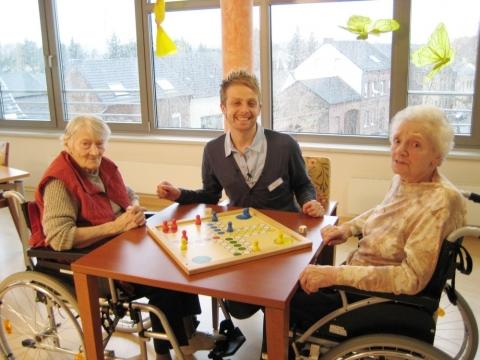 Wie Viel Beschaftigung Brauchen Demente Demenz Altenheim