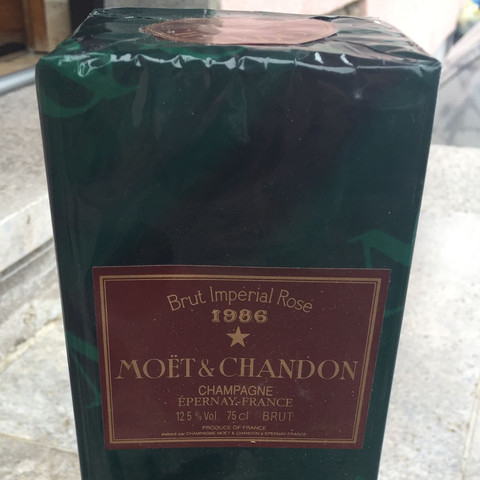 Moët & Chandon  - (Champagner, mot)