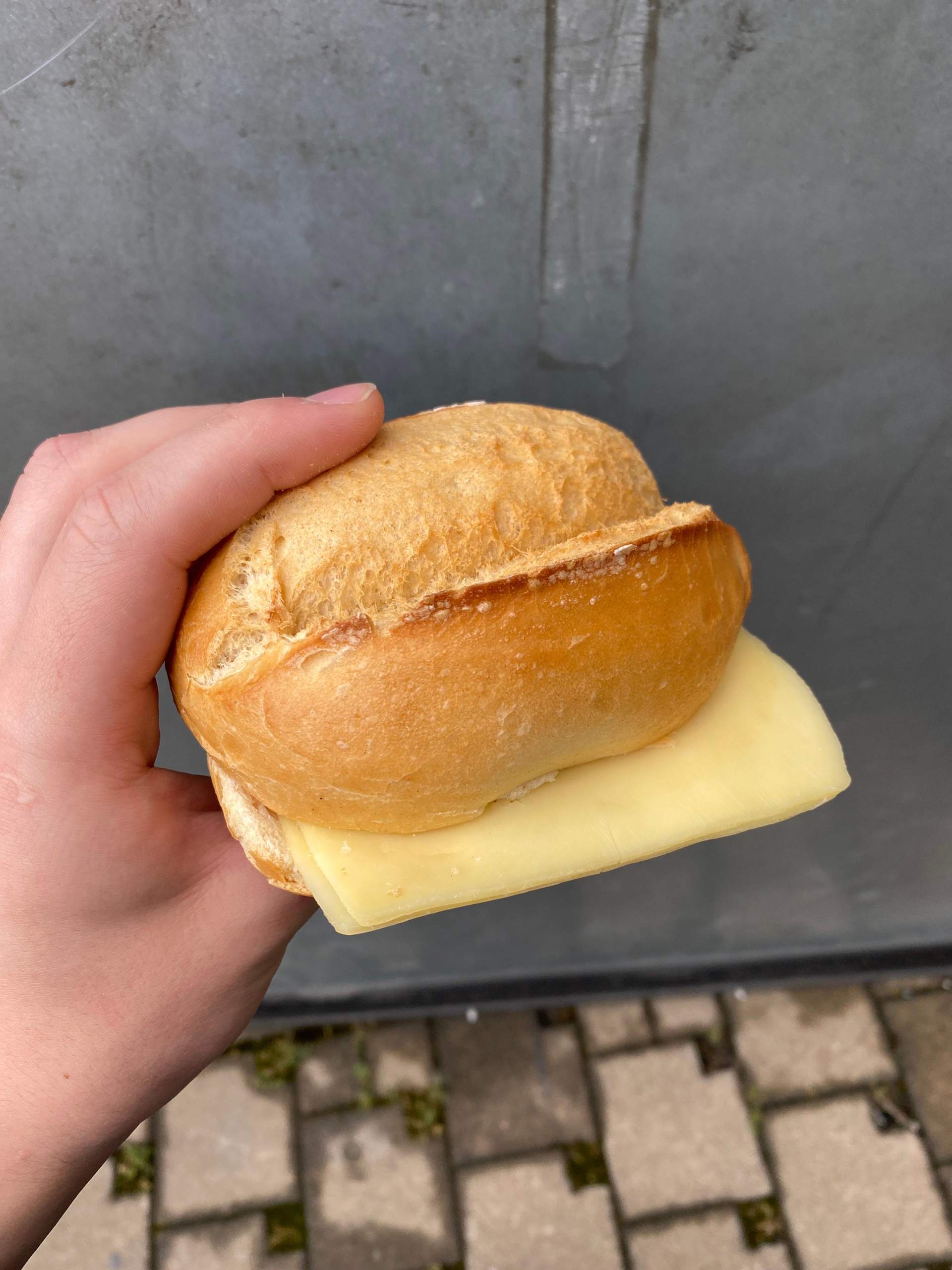 Wie viel kalorien hat ein käsebrötchen mit butter? (Ernährung, Essen)