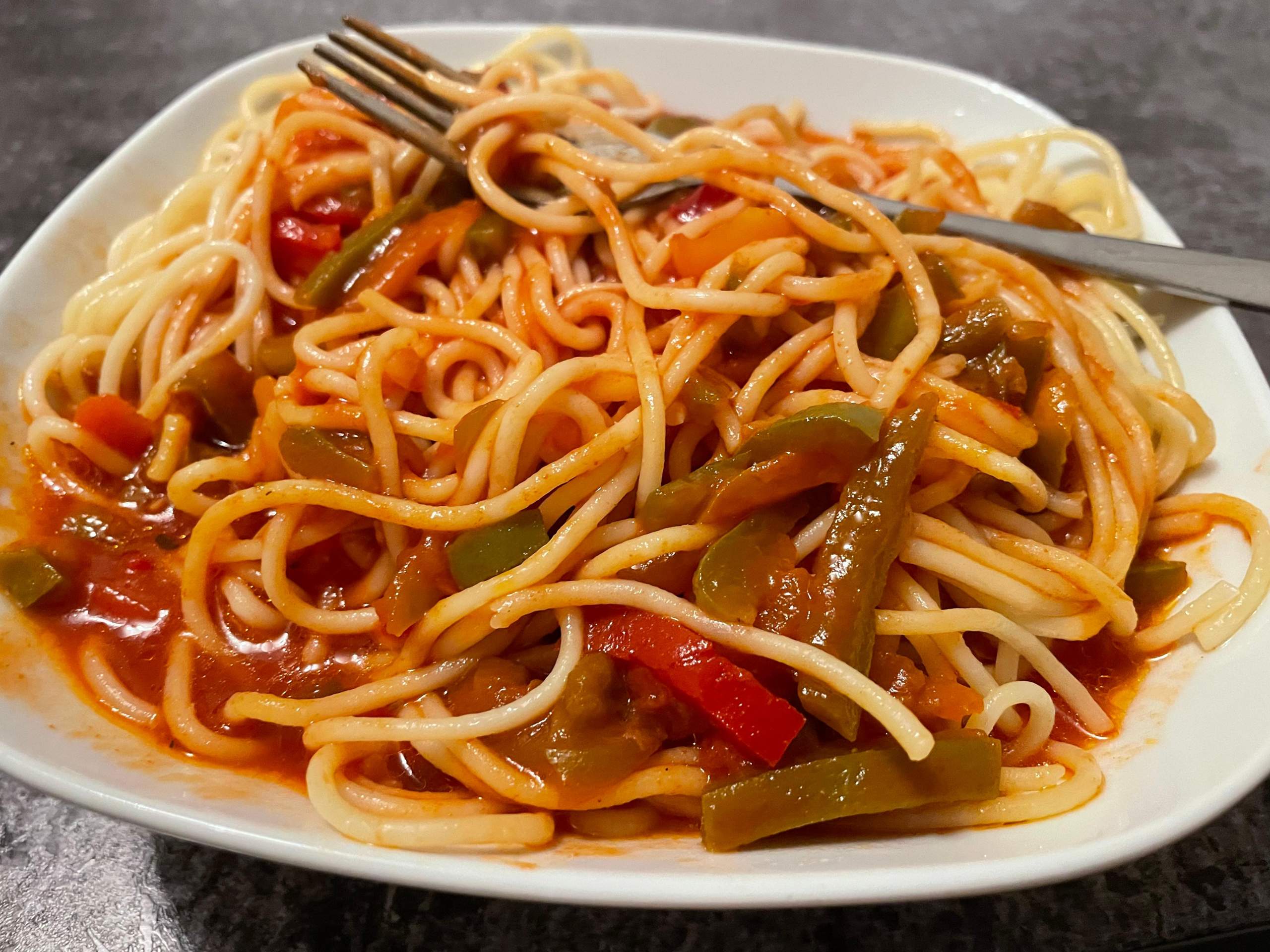 Wie viel Kalorien sind es Spaghetti mit Tomaten Soße und paprika