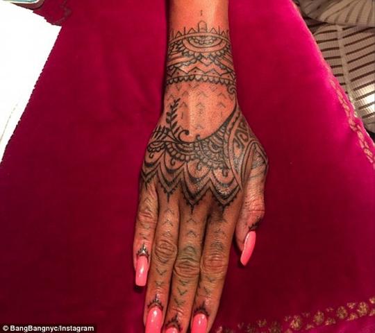 rihanna hand tattoo - (Kosten, Tattoo, Hand)