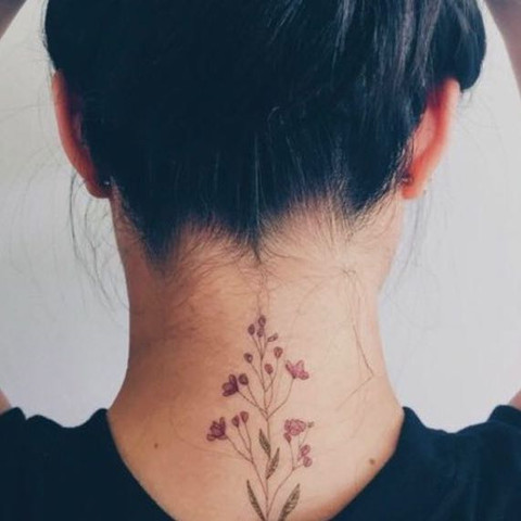 Blumen-Tattoo am Nacken - (Kosten, Tattoo)