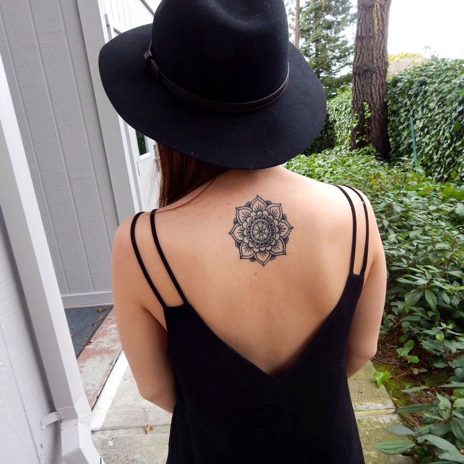 Wie viel kostet ein MandalaTattoo? (Frauen, Nacken)