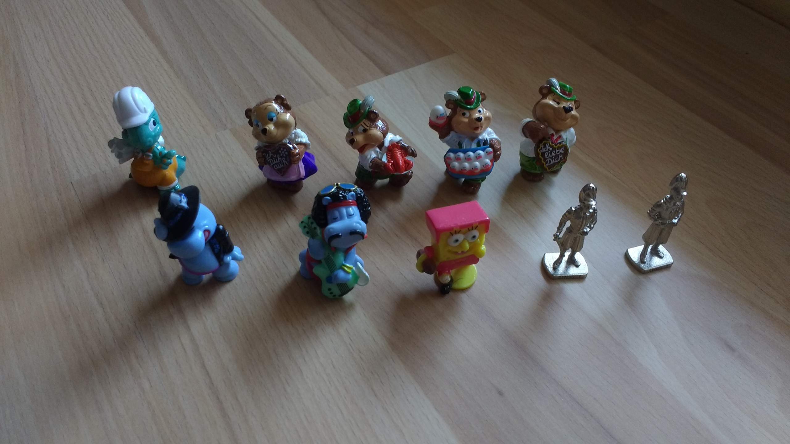 Wie viel sind die ÜEi Figuren auf dem unteren Foto wert? (Schokolade, Überraschung, Ferrero) Wie viel sind die ÜEi Figuren auf dem unteren Foto wert? (Schokolade, Überraschung, Ferrero)