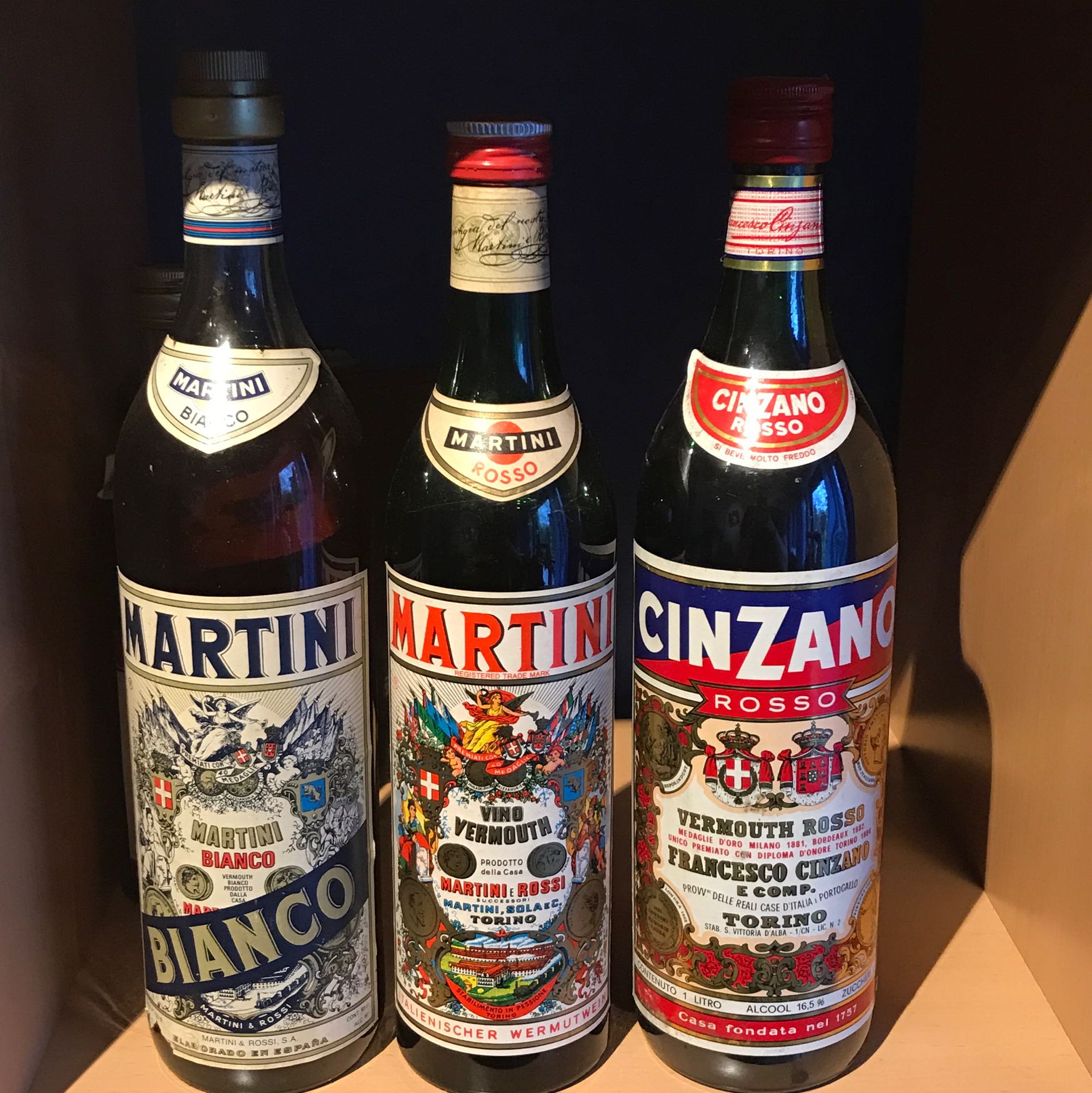 Wie viel sind sind diese alten Martini und Cinzano Flaschen wert